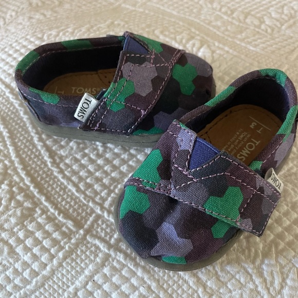 Toms Other - 💜💚TOM’S Unisex Infant Shoes. Canvas Upper. Velcro Closure. Size 3. Super Cute.
